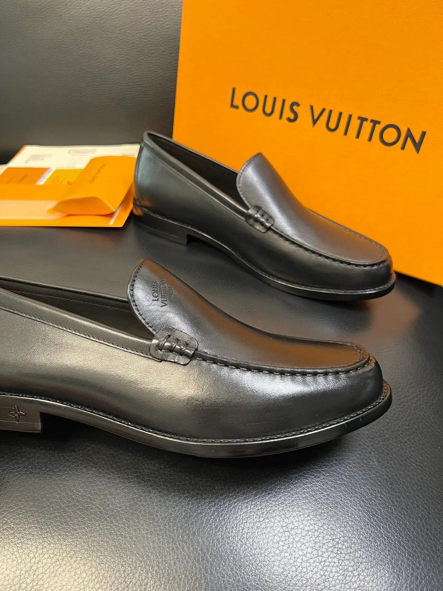 Men's shoes 💰920 Lv high quality top crafts Louis Vuitton leather shoes counter synchronized with original factory configuration, uppers imported from Italy, imported water-dyed cowhide lining, soles: original genuine leather soles specially provided by the original factory, original factory and single goods, welcome to compare, code number 39-44 (customized 38 45 46)